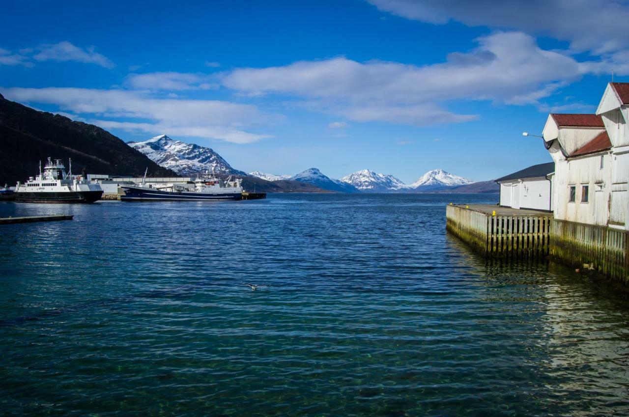 Lofoten Gate Hostel เลอดิงเกน ภายนอก รูปภาพ